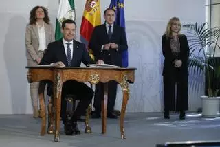 Juanma Moreno pacta con patronal y sindicatos movilizar casi 9.000 millones en ayudas a familias y empresas