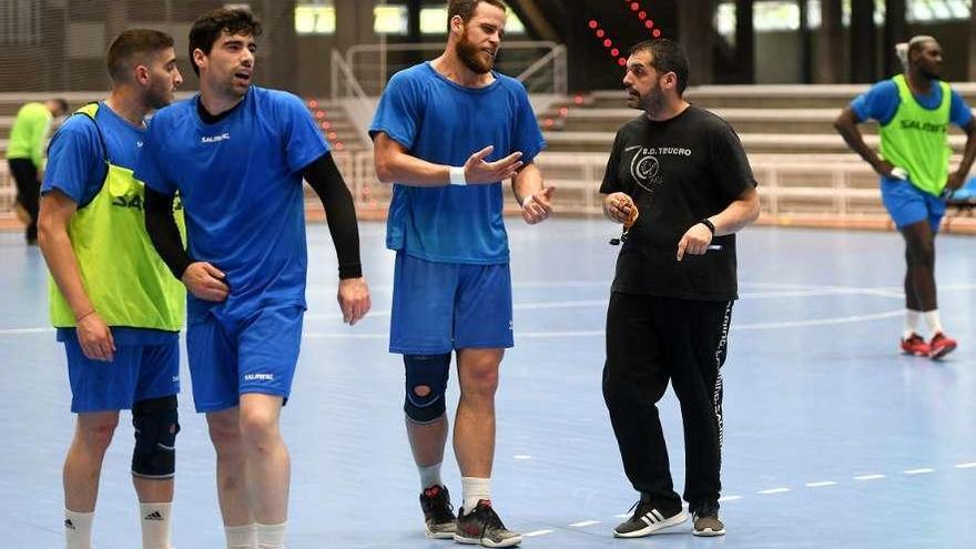 Luis Montes dando instrucciones durante un entrenamiento. // Gustavo Santos