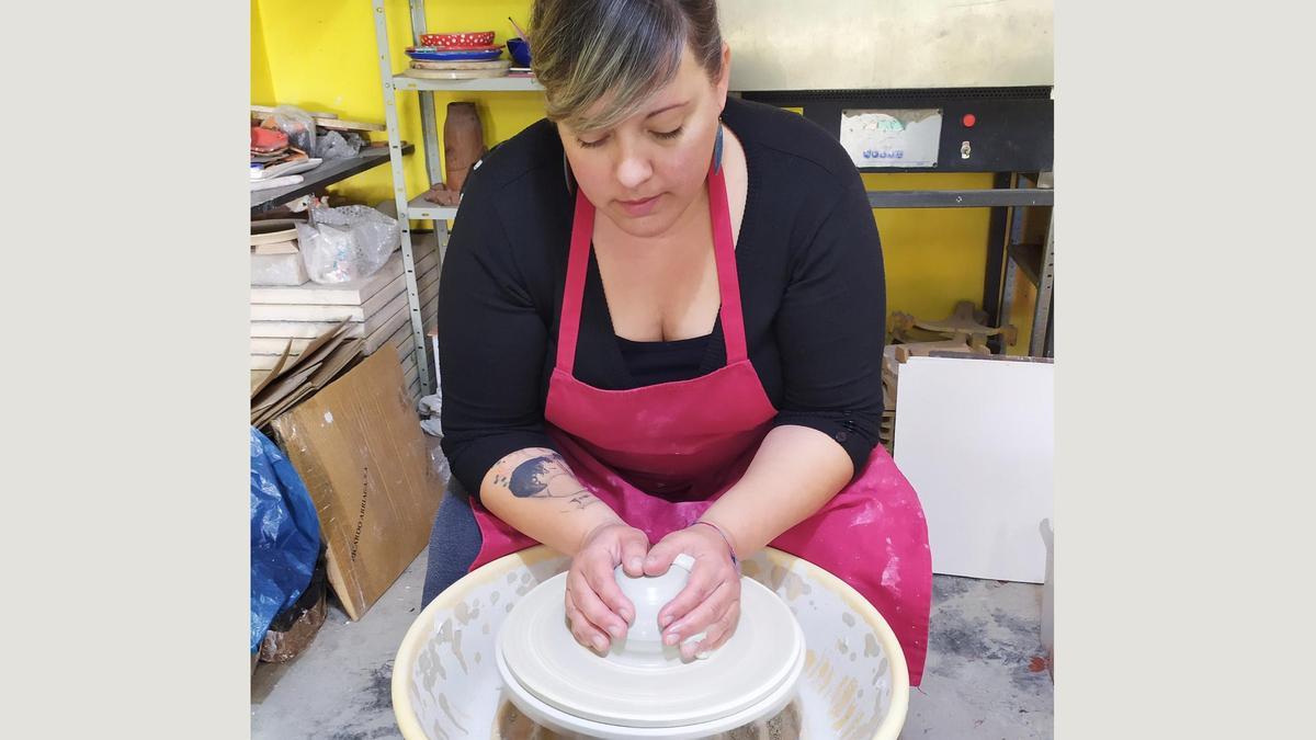 La ceramista Silvia Arias en su taller de Onil.