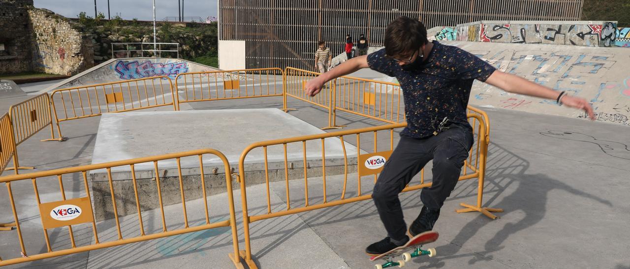 Jonathan Silos, en el skatepark de Cimadevilla.