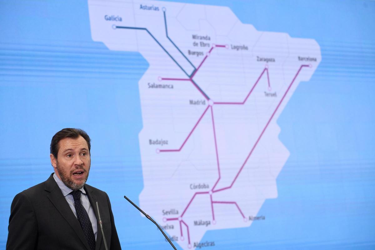 Óscar Puente comparece ante los medios para informar sobre las actuaciones de servicio público ferroviario.