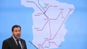 Óscar Puente comparece ante los medios para informar sobre las actuaciones de servicio público ferroviario.