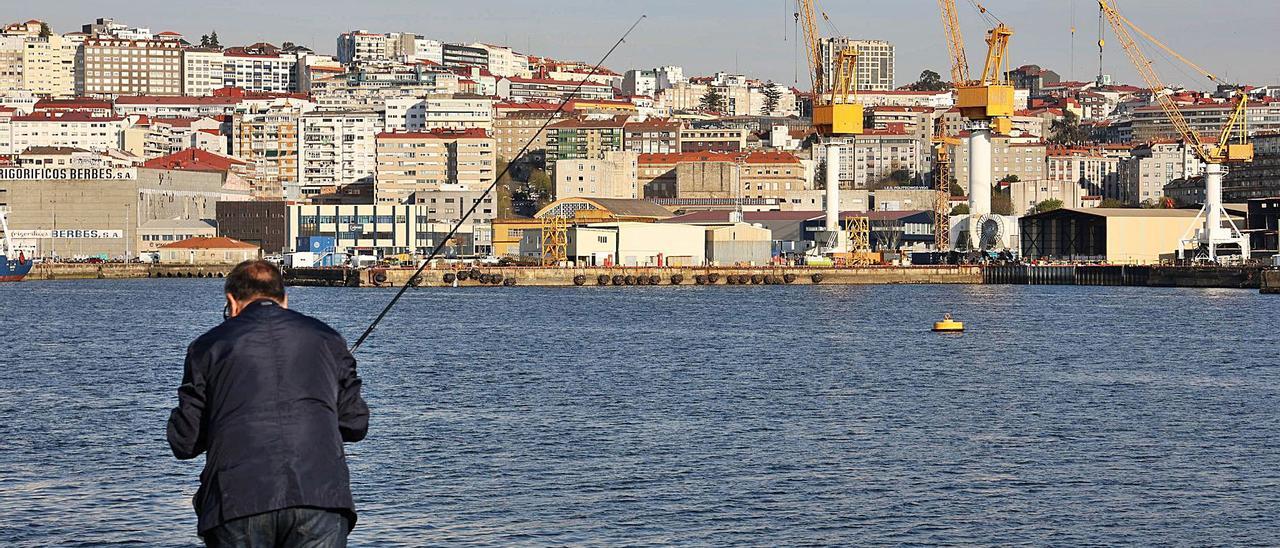 Un pescador recreativo, frente al varadero vacío de Hijos de J. Barreras.