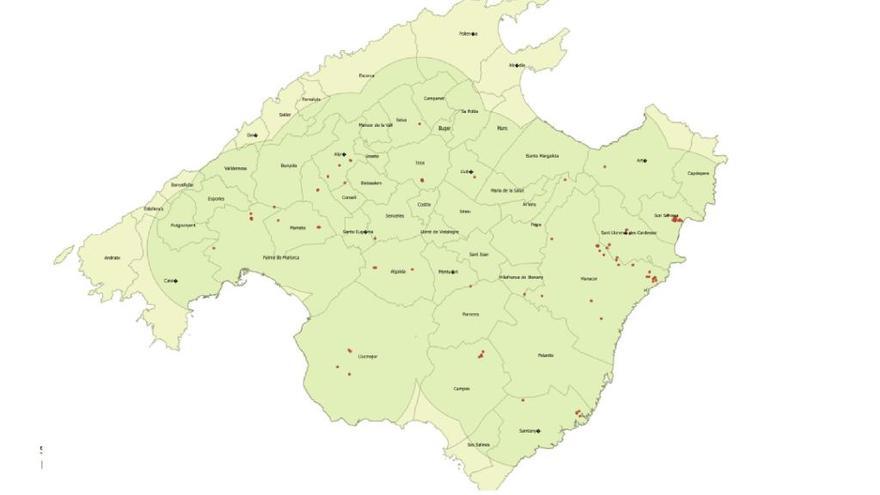 Positive Fälle (rot) und Radius von zehn Kilometer Kontrollzone um diese Funde (dunkelgrün).