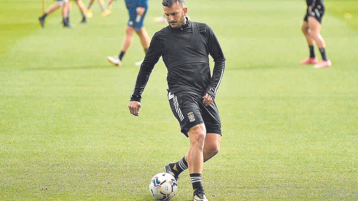 El futbolista Elady Zorrilla, durante un entrenamiento con el FC Cartagena.