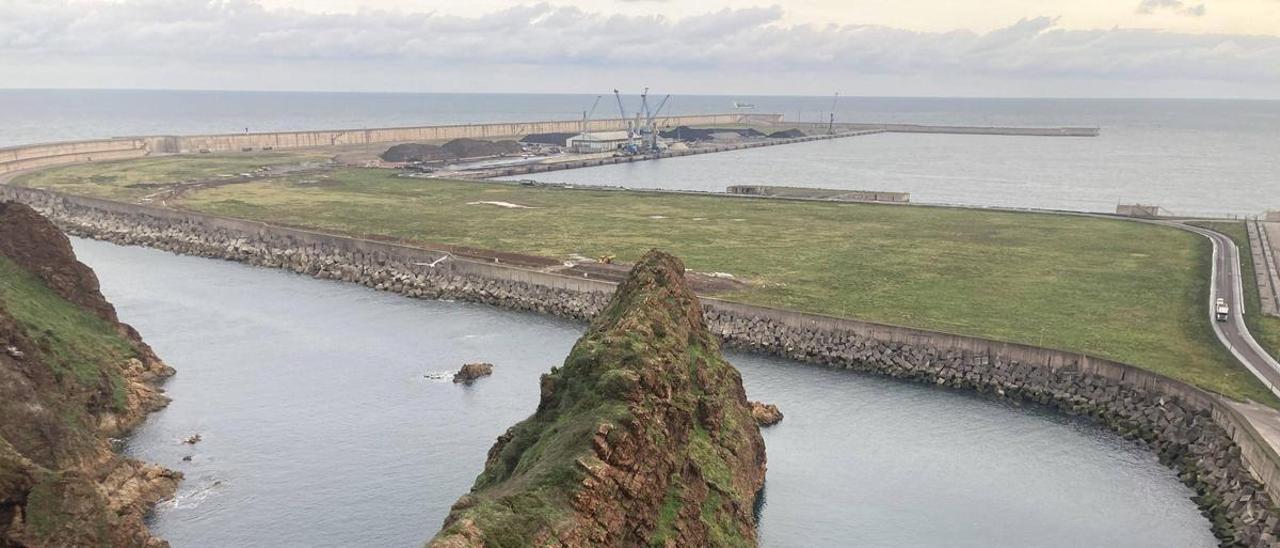 Al fondo, vista del Muelle Norte de la ampliación El Musel, y en el centro de la imagen, la explanada que también albergará la fábrica de baterías.