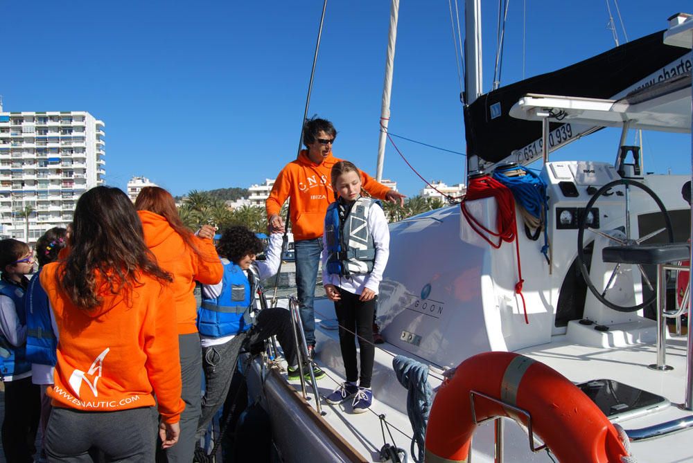 La presentació oficial de la Semana del Mar ha coincidido con el primer contacto de los alumnos del colegio Can Raspalls con las embarcaciones en las que pasarán toda esta semana.