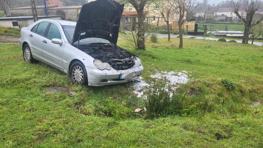 Arde un coche cuando lo estaban probando