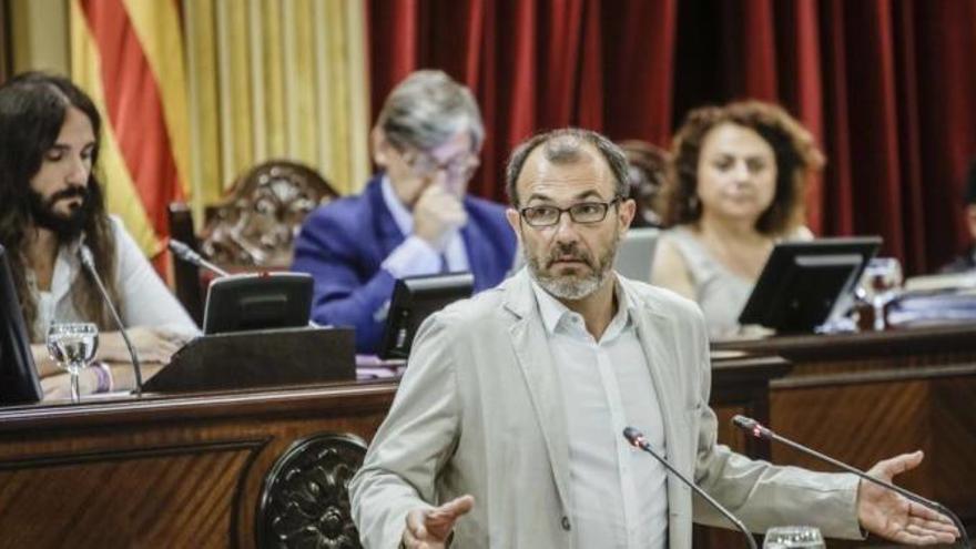 Tourismusminister Barceló im Balearen-Parlament.