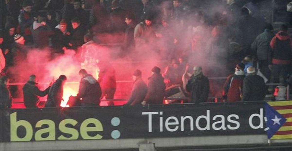 Imatge de la bengala una vegada tornada pels aficionats blancs a la tercera graderia del gol sud. Imatge de la bengala una vegada tornada pels aficionats blancs a la tercera graderia del gol sud.
