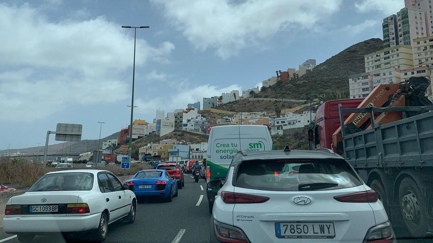 Un accidente paraliza el tráfico en la Avenida Marítima y obliga a cerrar el túnel de La Laja