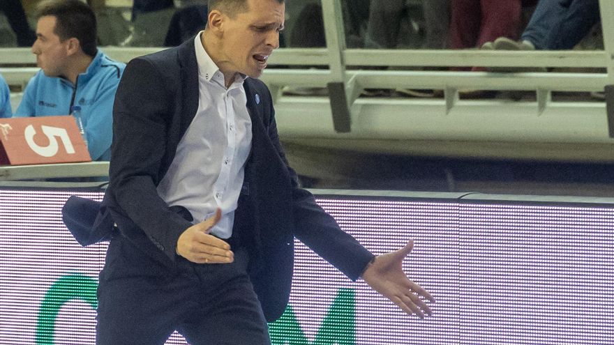Rubén Perelló carga contra la árbitra del HLA Alicante-Palencia: &quot;El descontrol arbitral ha sido terrible&quot;
