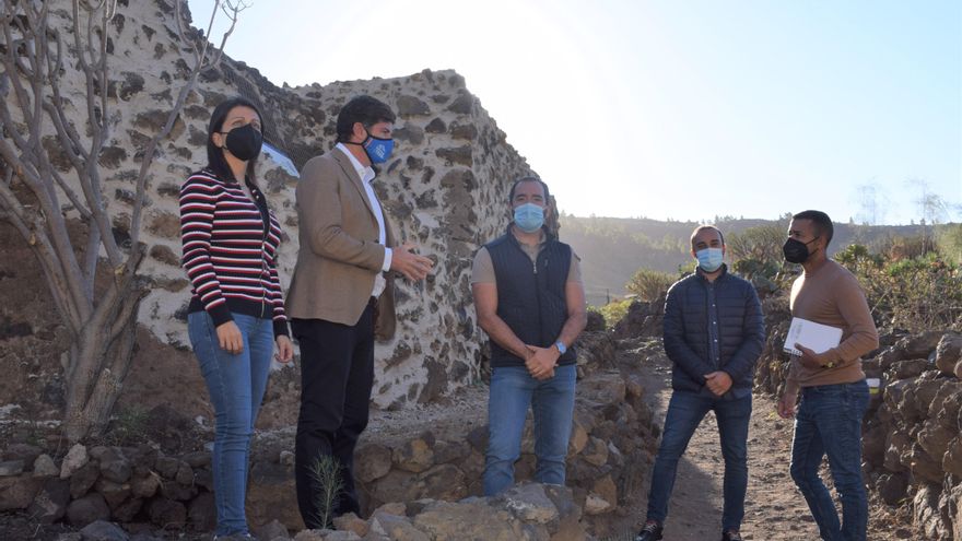 The Mayor receives the works included in the project to adapt elements of cultural interest: Ecotur Route