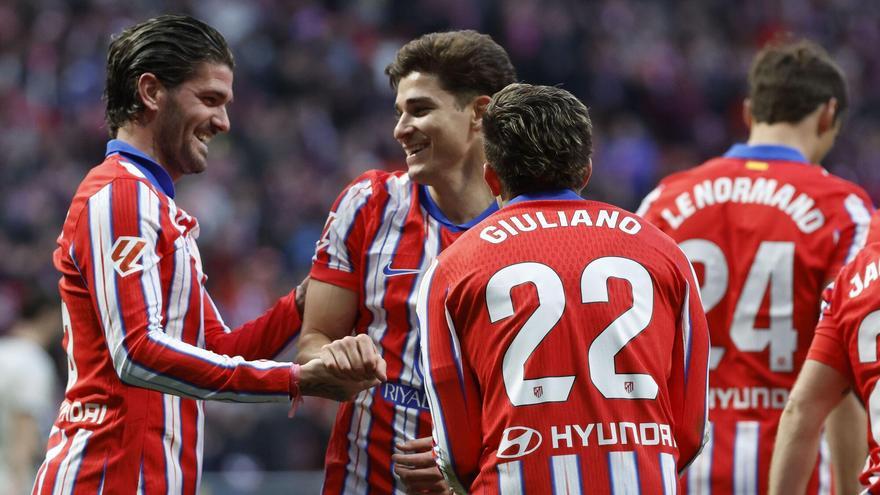 Los jugadores del Atlético celebran el gol de Julián Álvarez ante Osasuna.