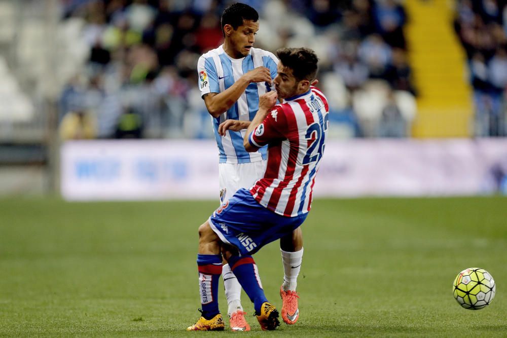 El Sporting pierde ante el Málaga y se complica la permanencia