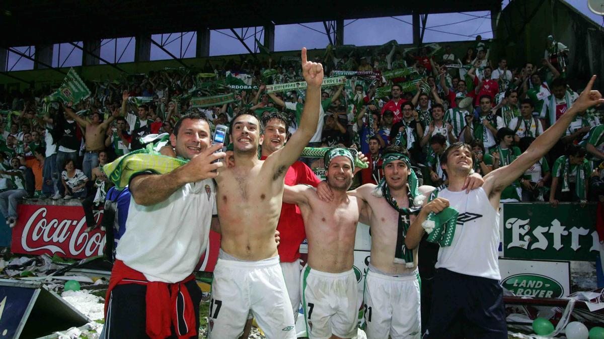 Javi Moreno, Guzmán, Aurelio, Arteaga, Javi Flores y Asen celebran el pase a la final por el ascenso, en Pasarón, en junio del 2007.