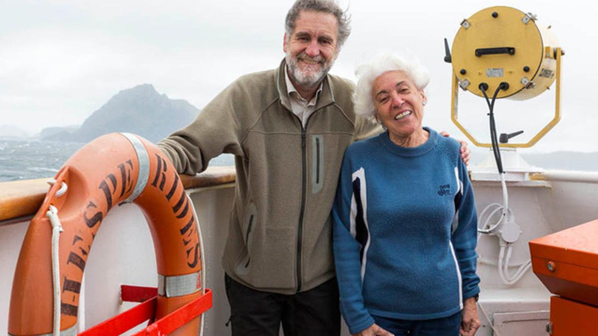 Pepita Castellví y el geólogo Jerónimo López, con el cabo de Hornos al fondo.