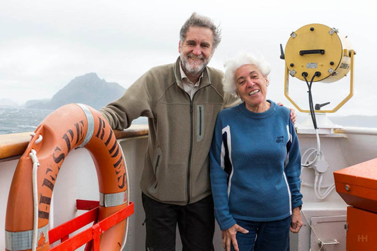 Pepita Castellví i el geòleg Jerónimo López, amb el cap d’Hornos al fons.