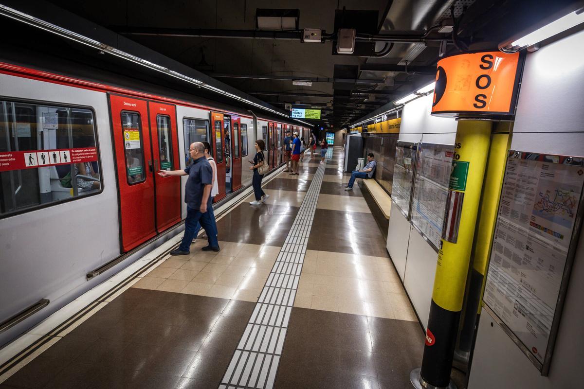Barcelona 09/07/2026 Barcelona. El anden de una estación de metro de Barcelona,con uno de los interfonos SOS ubicados en los andenes de las estaciones de la ciudad. AUTOR: JORDI OTIX