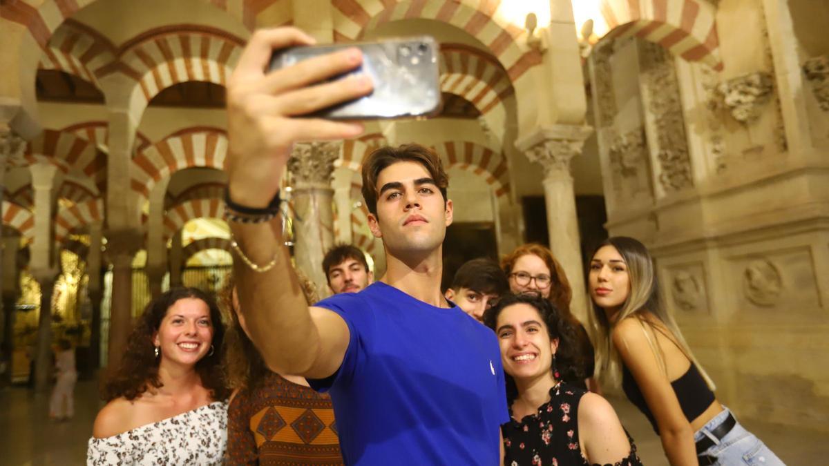 Jóvenes disfrutan de la Noche del Patrimonio con una visita a la Mezquita-Catedral, en 2022.