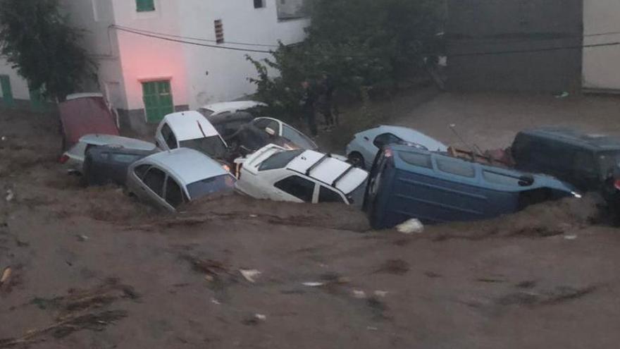 La riada arrastra a varios coches en una calle de Sant Llorenç