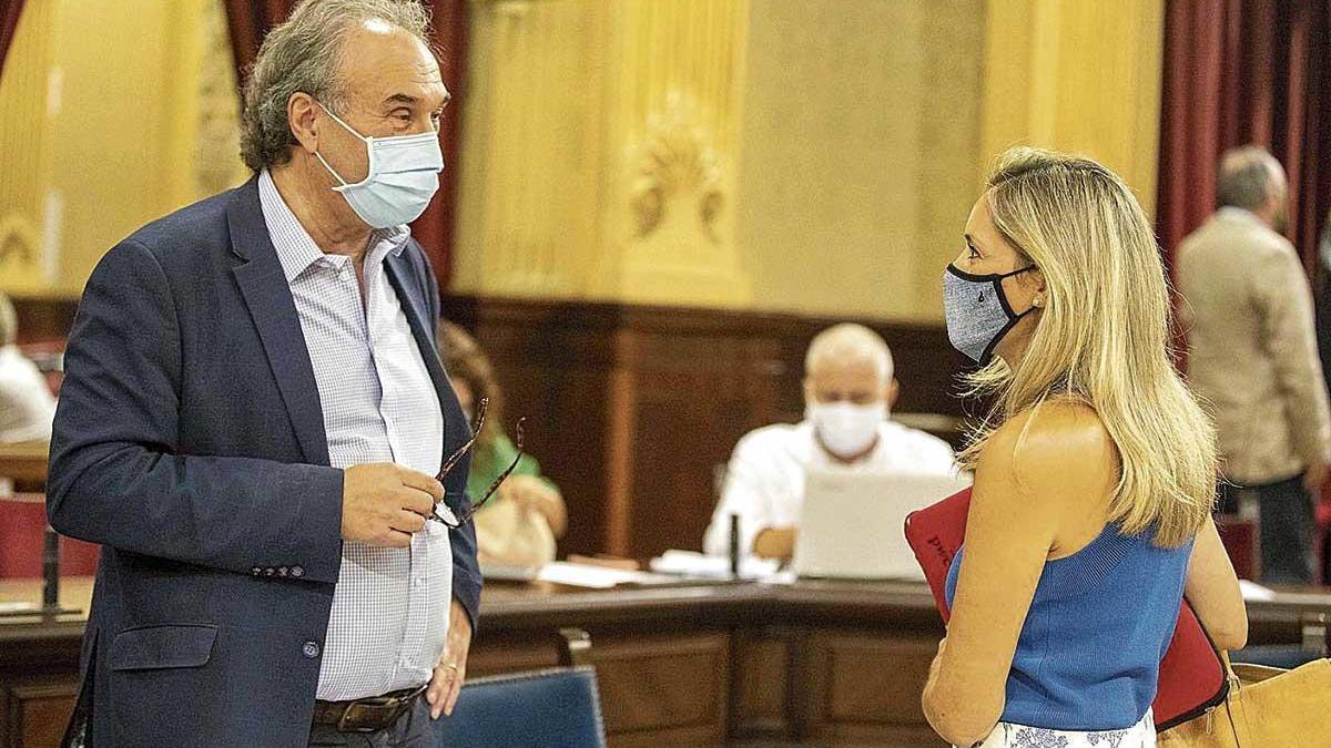 La diputada Patricia Guasp, el martes en el Parlament junto al conseller March.