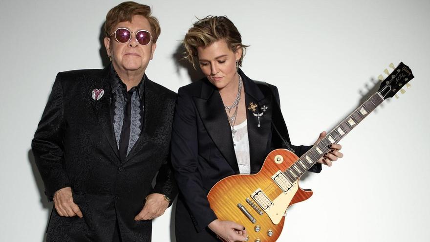 Elton John y Brandi Carlile, en una imagen promocional