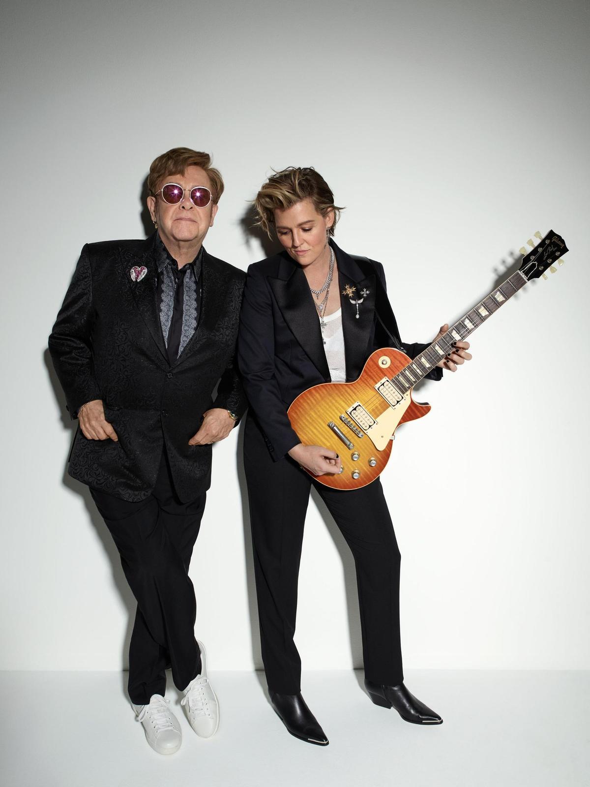 Elton John y Brandi Carlile, en una imagen promocional