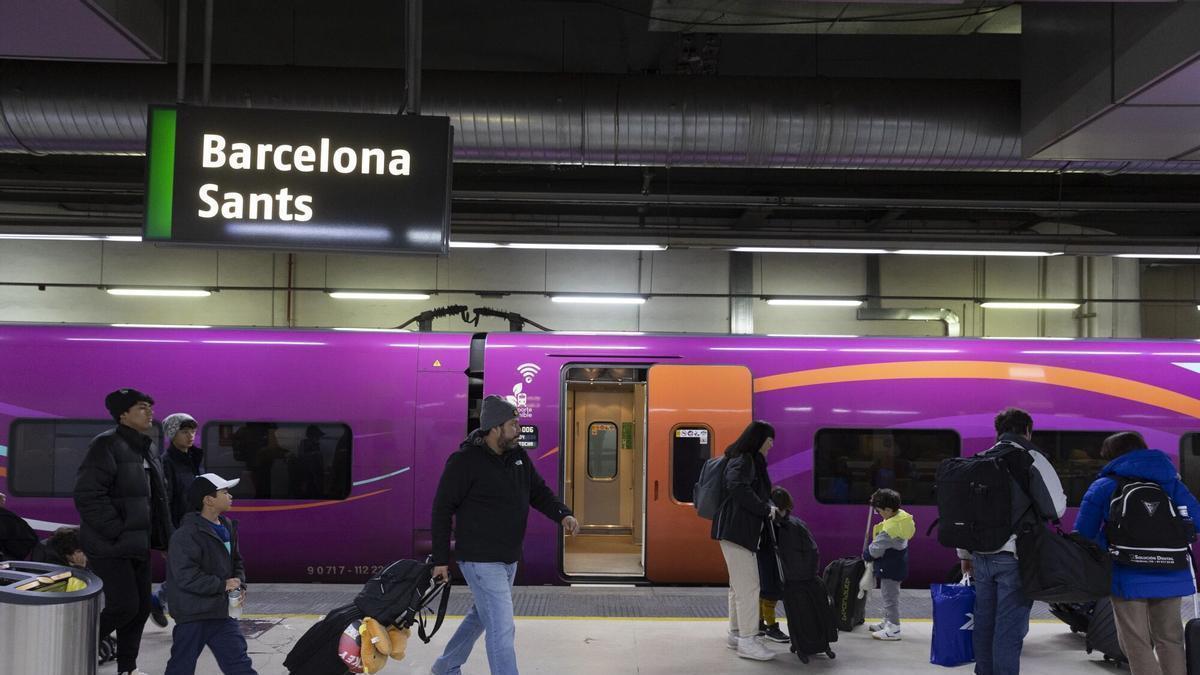 Un tren AVLO en la estación de Barcelona Sants