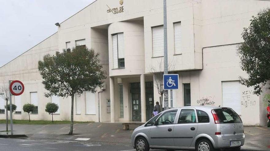 Fachada del centro de salud de Chapela, que el Concello de Redondela cede al Sergas.  // FdV