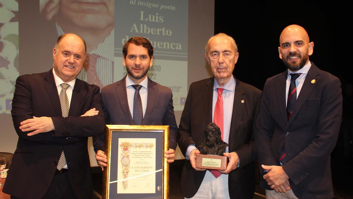 Rafael Luna, Fernando Priego, Luis Alberto de Cuenca y Ángel Moreno, tras la entrega del premio.