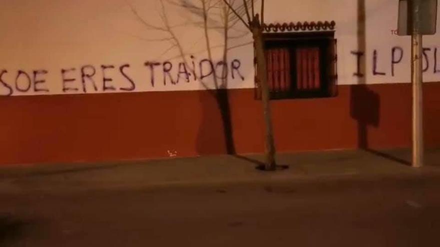 Pintadas en Torremolinos contra el PSOE