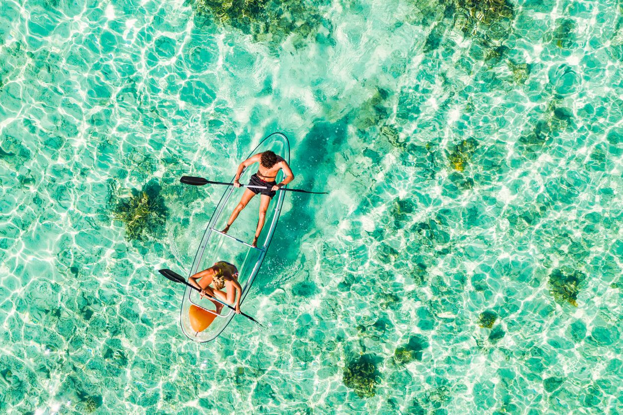 En kayak por las aguas cristalinas de Maldivas.