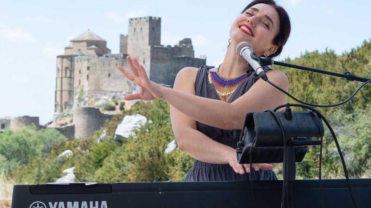 La cantante aragonesa Ariadna Redondo en su actuación junto al castillo de Loarre