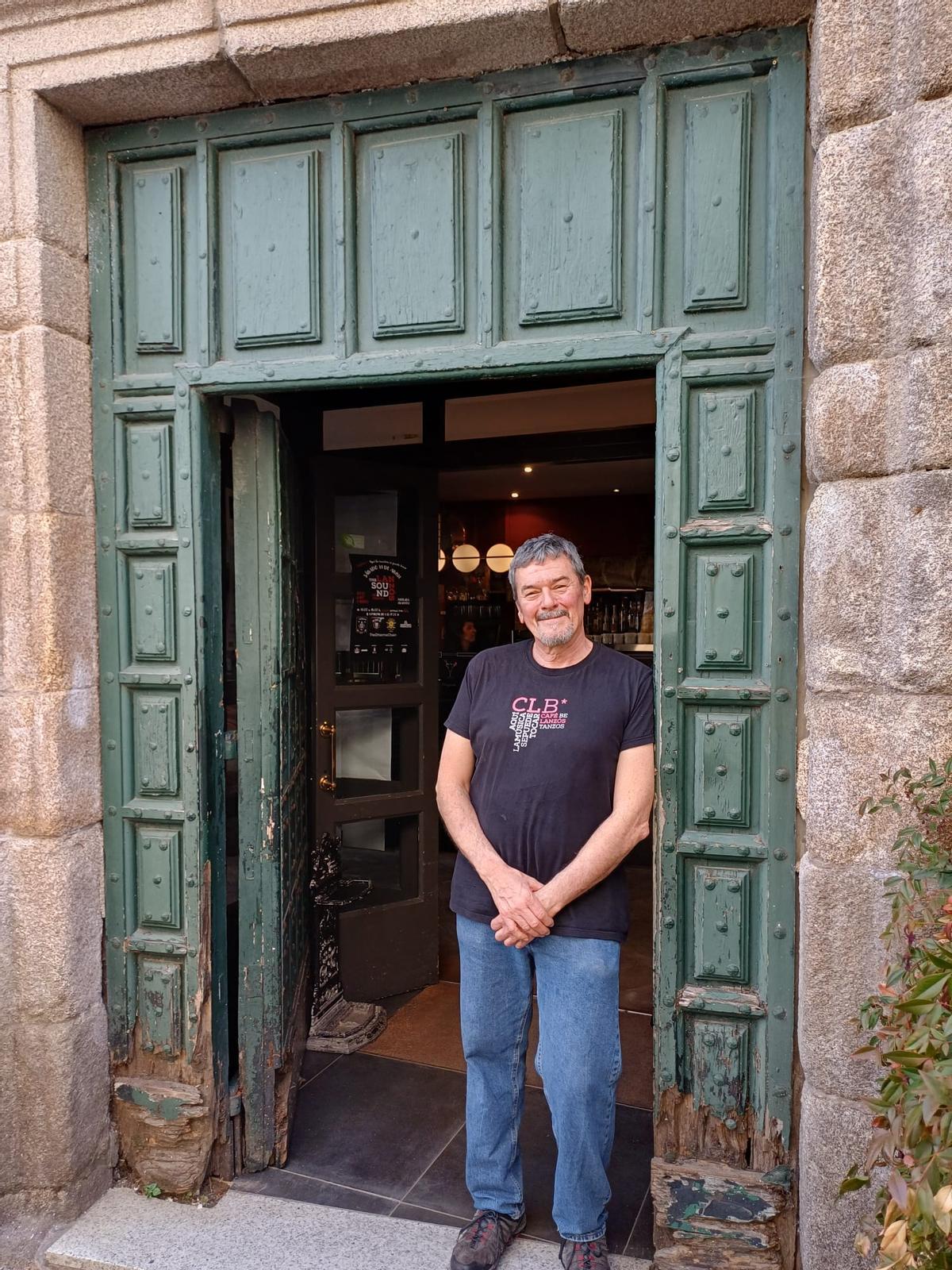 Adolfo Sánchez, a la entrada del Café Lanzós, en el casco histórico de Betanzos.
