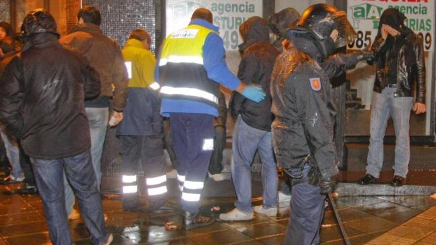 Policía y sanitarios, con los ultras detenidos tras la pelea en La Arena.