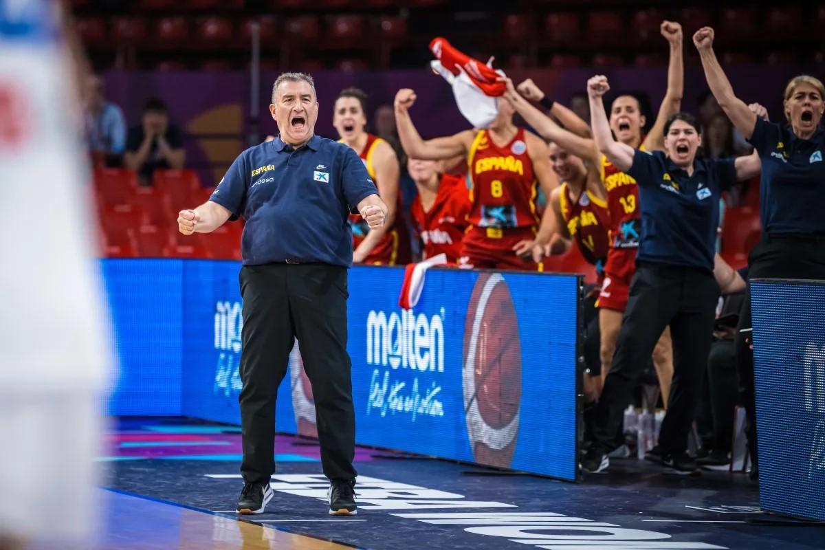 Méndez celebra una canasta de España durante el encuentro ante Francia