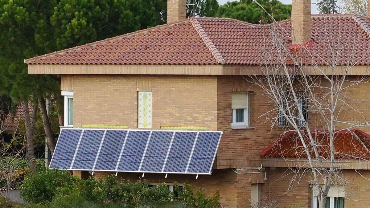 Viviendas dotadas de 
placas solares para 
autoconsumo eléctrico. | L. O.