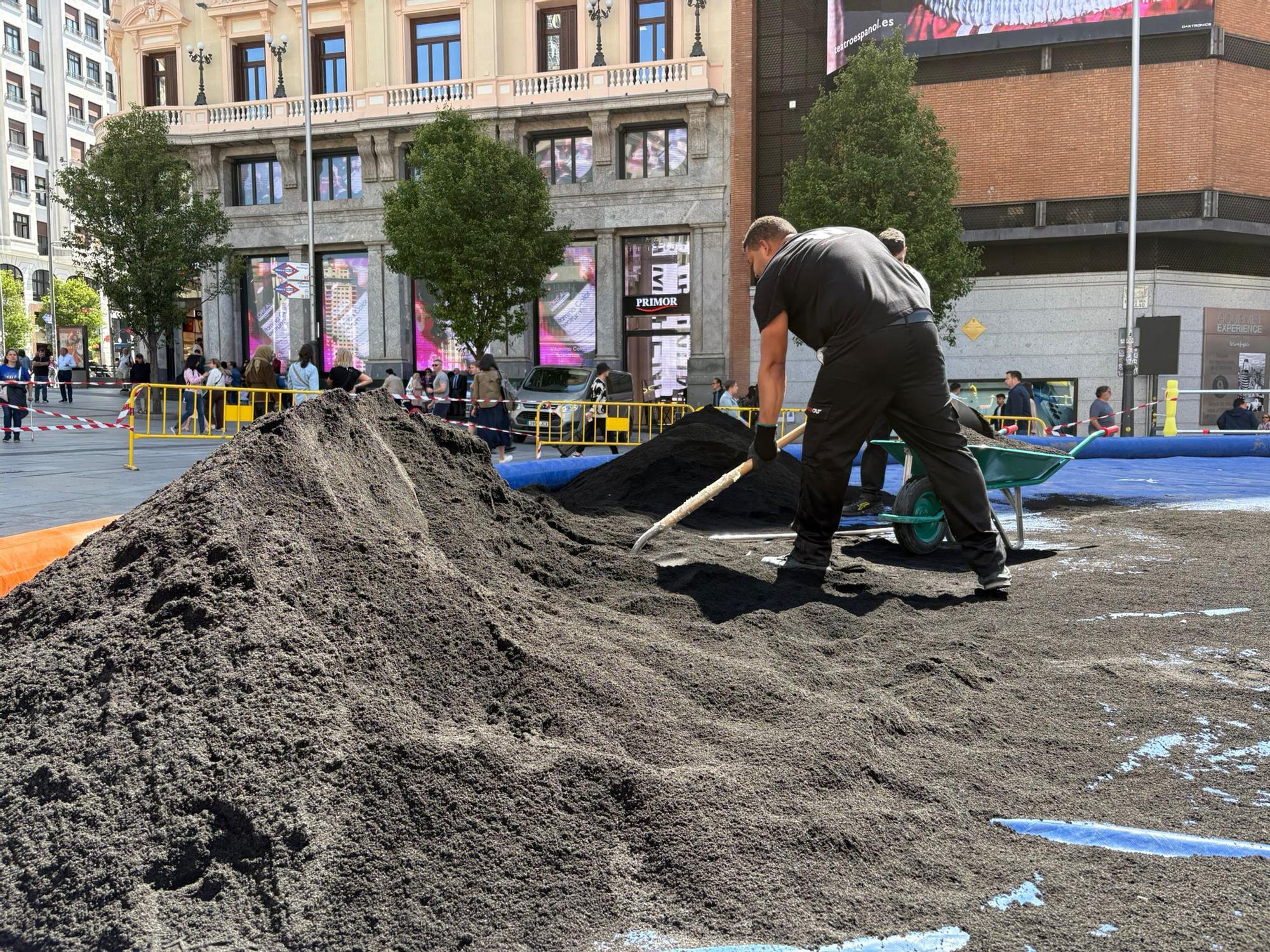Comienzan a poner la arena volcánica de La Palma en Callao para la lucha canaria