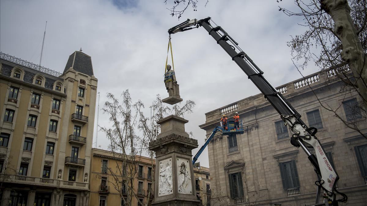 4 de marzo de 2018, la escultura de Antonio López es retirada de su pedestal.