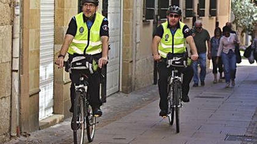 Policía Municipal en bici, por el casco antiguo.