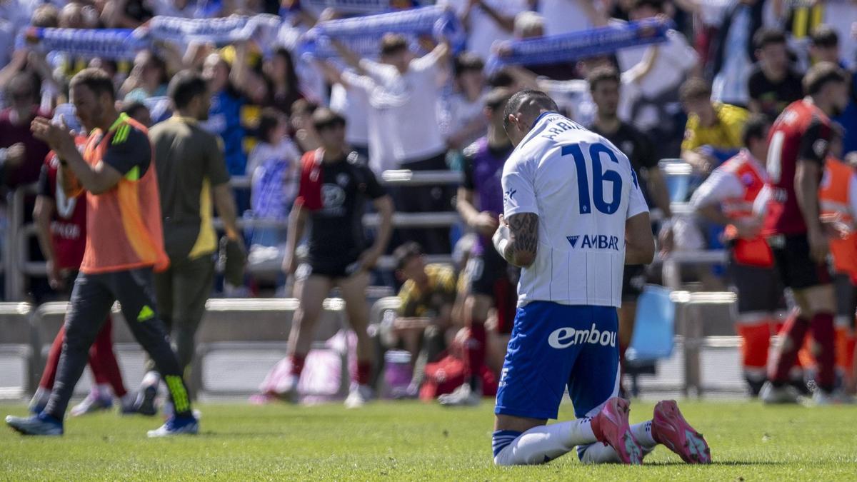 Kervin Arriaga, de rodillas al acabar el partido y tras la victoria zaragocista ante el Mirandés.