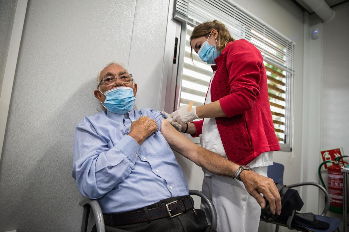 Los mayores de 60 años empiezan a vacunarse de la cuarta dosis del covid y de la gripe, este lunes en el CAP Sant Rafael de Barcelona.