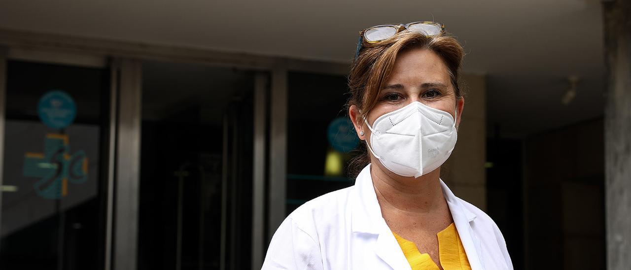 Teresa Suárez Echevarría, a la entrada del Hospital Covadonga.