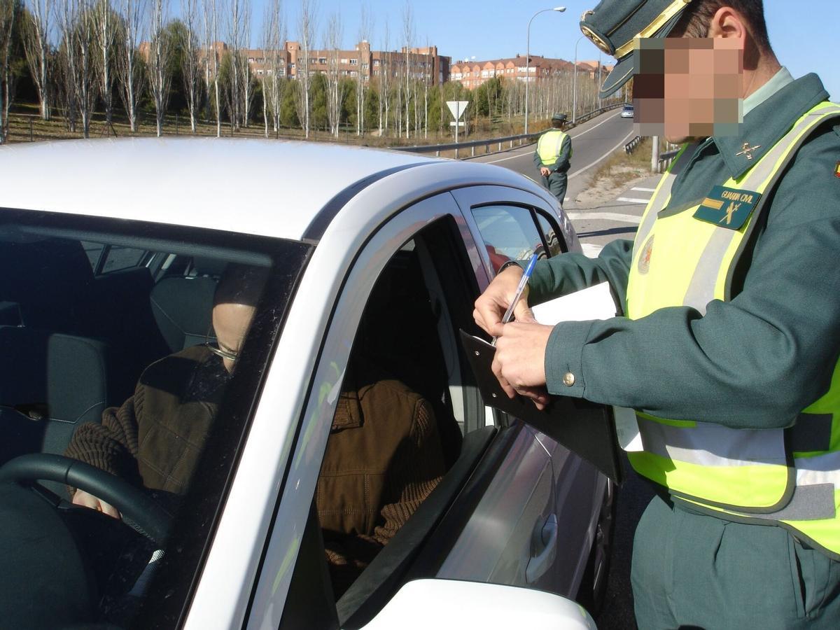 Un agente de la Guardia Civil durante un control de tráfico