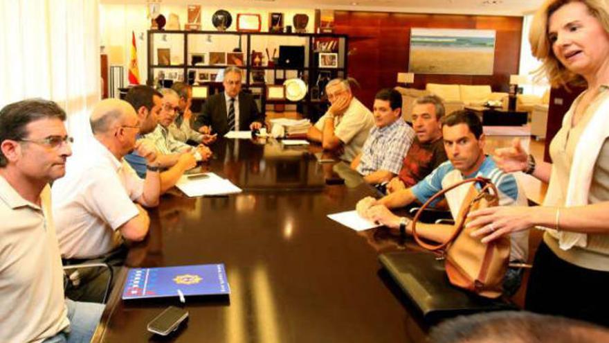 El alcalde se reunió ayer con las cinco centrales sindicales para exponerles los recortes.