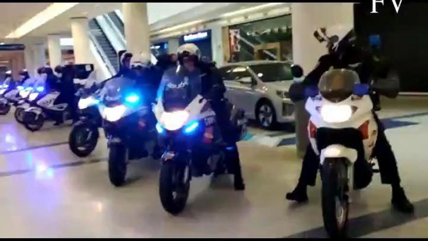 El aplauso de los policías al personal del Carrefour de Gran Vía