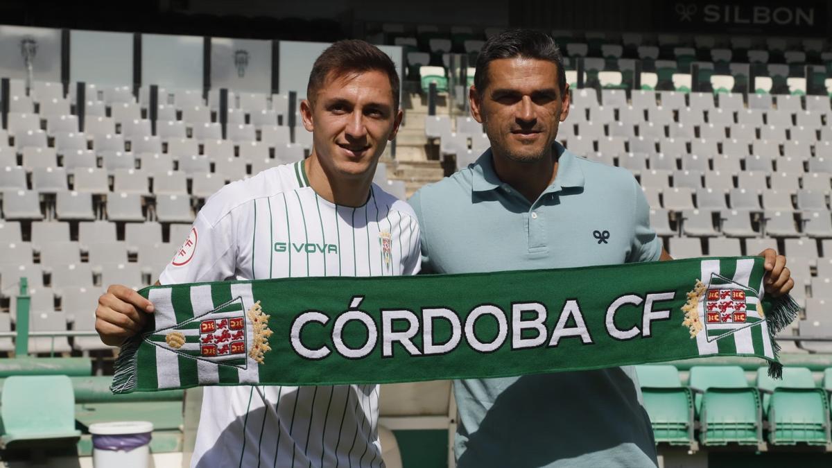 Christian Carracedo y Juanito, durante la presentación del extremo como blanquiverde.