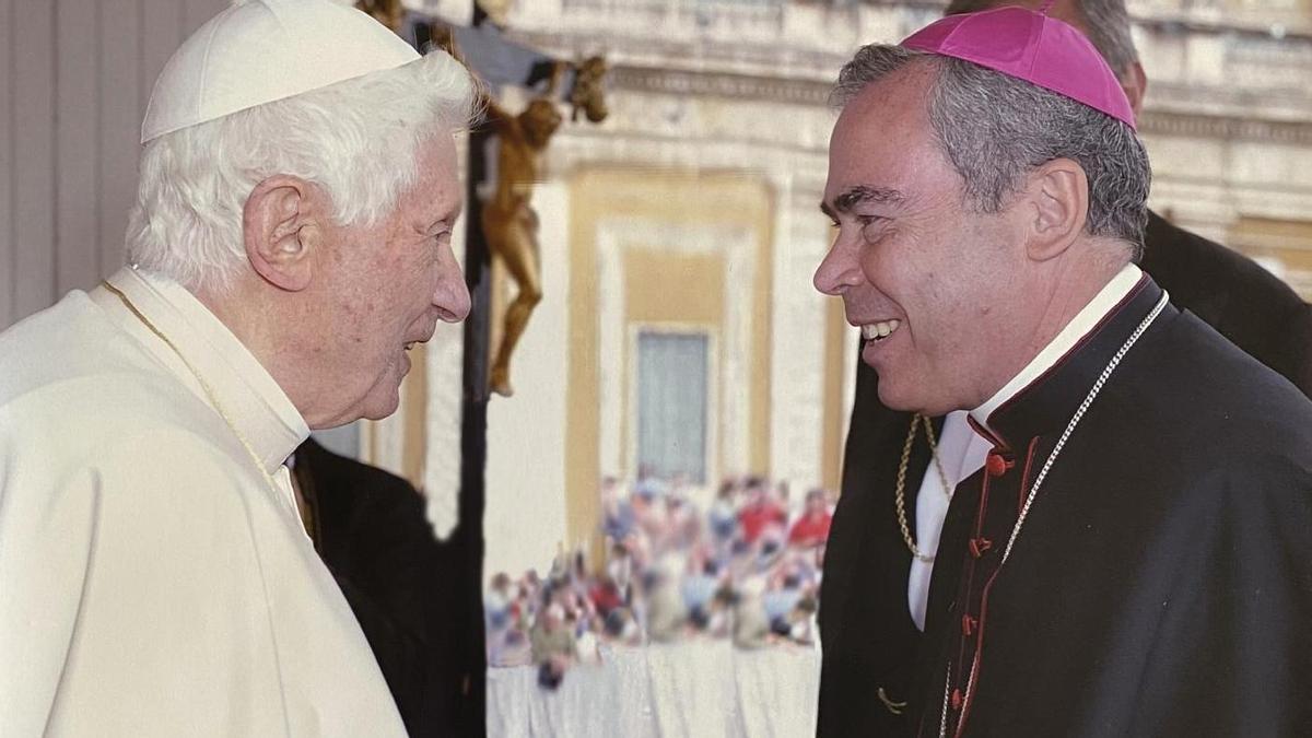 Benedicto XVI y Mons. Jesús Catallá se saludan en una audiencia en 2012.