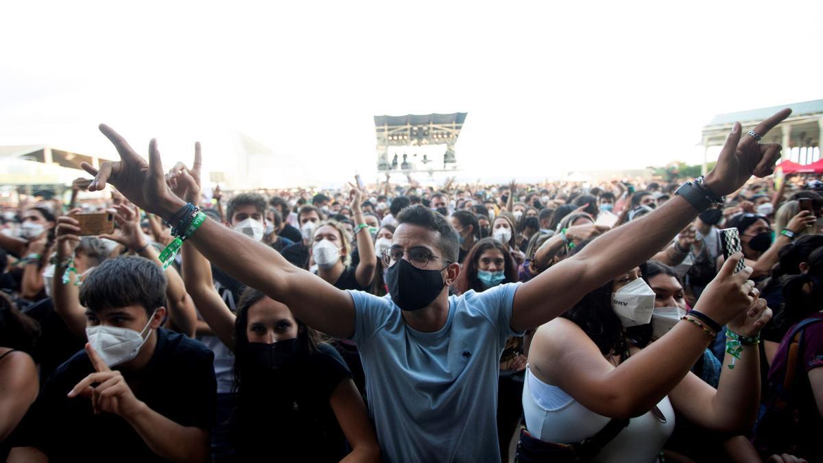 Más de veinte mil personas se congregan sin distancia social en el festival de Cruilla en Barcelona